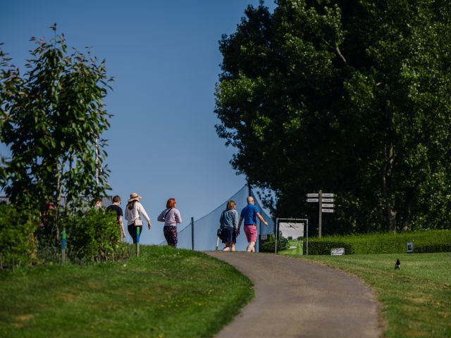 Wandelaars op golfbaan