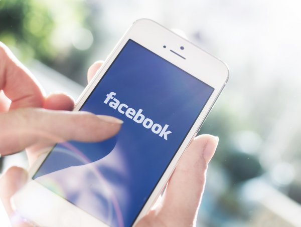 Facebook op scherm van telefoon