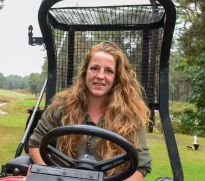 Desirée Mouw, namens De Enk Groen & Golf greenkeeper op Het Rijk van Nunspeet