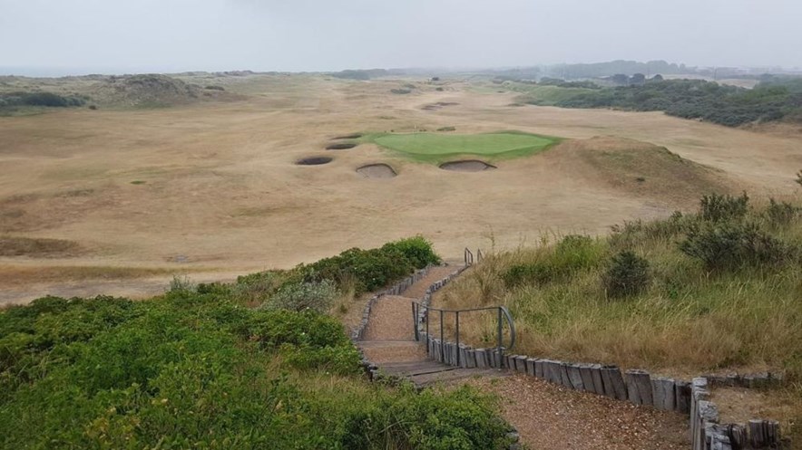 Grote droogte in de zomer op een golfbaan