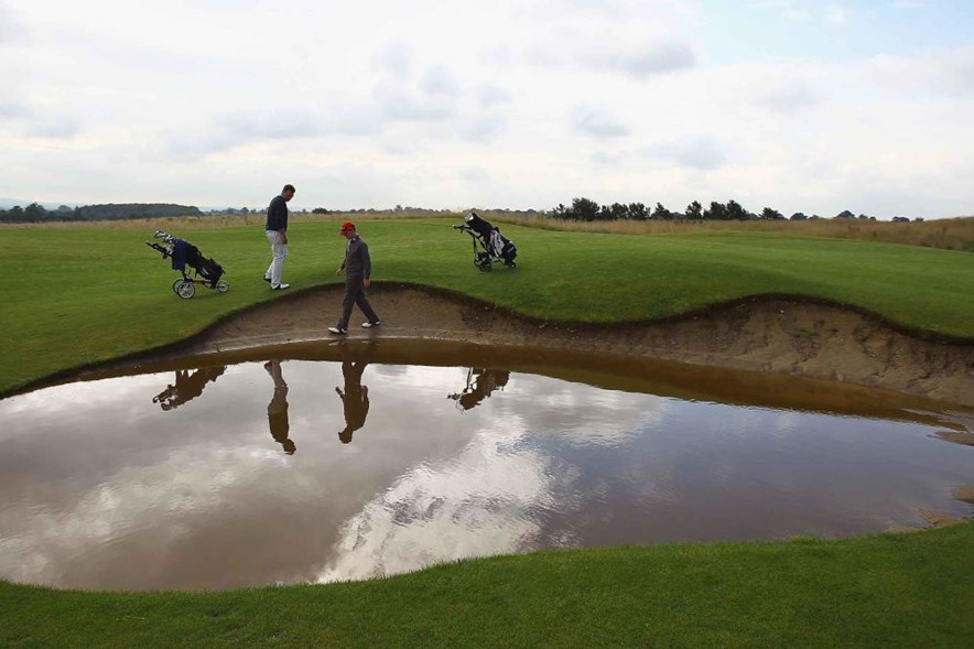 Wateroverlast op een golfbaan, water in bunker