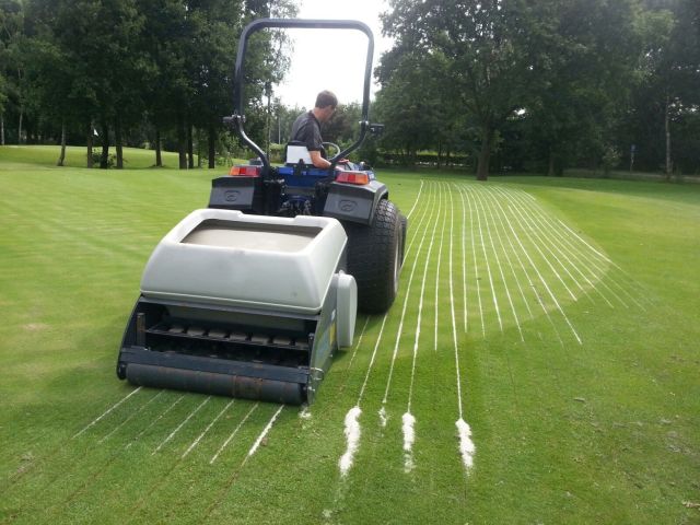 Groot onderhoud op green van golfbaan