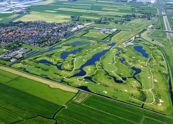 luchtfoto golfbaan delfland met veel water