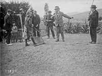 Lloyd George geeft Briand een golfles