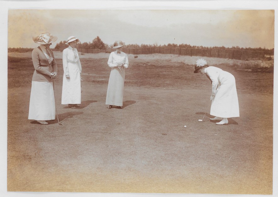 1913_Amateurkampioenschap, Green 9 op de Doornsche GC, mevrouw Calkoen van Limmen put, freule van Tets, freule van Holthe, mevr. barones van Tuyll, 25 augustus