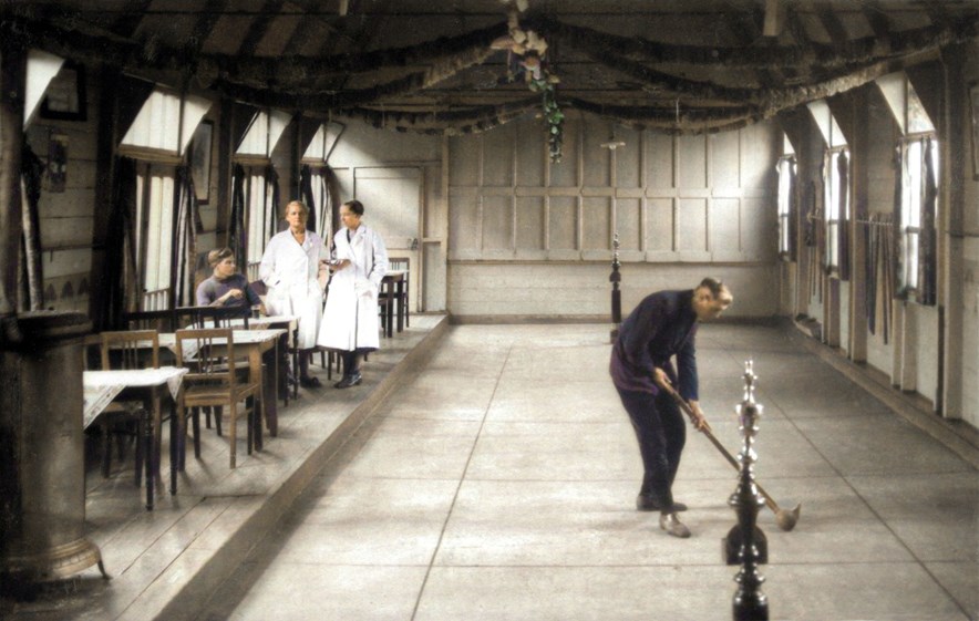 Eigenaar Henk Duits in de kolfzaal van het Moriaanshoofd in 1936. Bron: familie Duits.
