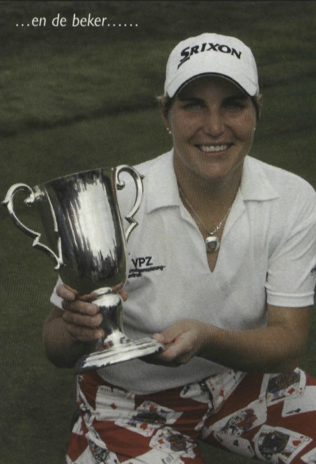 9 Elisabeth Esterl de kaartspel-broek en de beker 2004