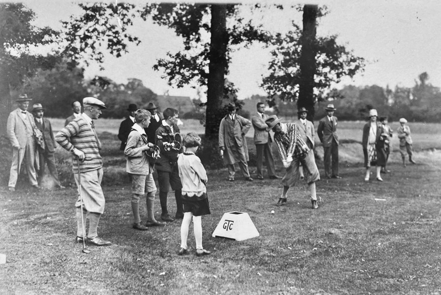 1927_Jos van Dijk kijkt toe tijdens het openingsweekend van de Twentsche Golfclub in augustus 1927. Anderhalf jaar later won de professional van De Pan op dezelfde 9-holesbaan de eerste Twente Cup.