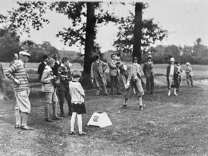1927_Jos van Dijk kijkt toe tijdens het openingsweekend van de Twentsche Golfclub in augustus 1927. Anderhalf jaar later won de professional van De Pan op dezelfde 9-holesbaan de eerste Twente Cup.