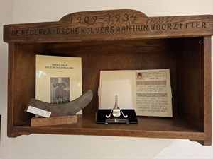 De vier eenen, Boekenkast en inhoud, G.C. van Balen Blanken - 1934