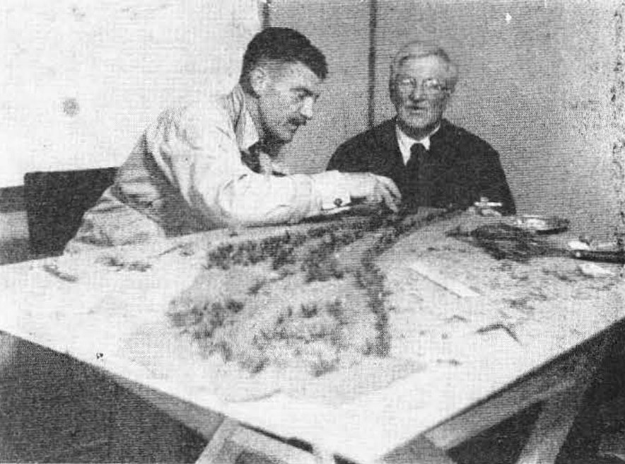 Kees Poll en sir Guy Campbell buigen zich over een maquette van ‘De Poll’ (1954).