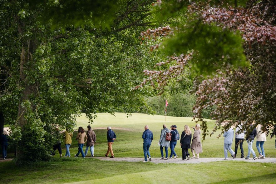blotevoetenpad op golfBAAN