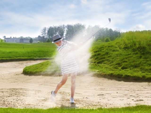 Jeugdgolfer in de bunker