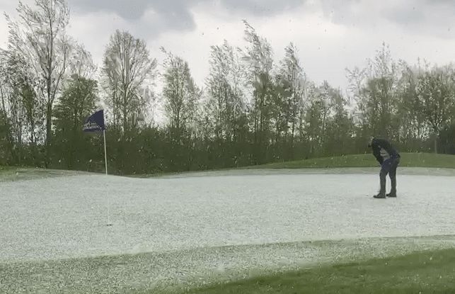 sneeuw en hagel op green