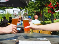 Bier drinken op een terras van een golfbaan