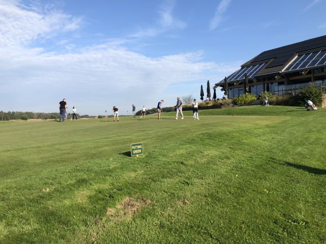 Jeugdles op golfbaan