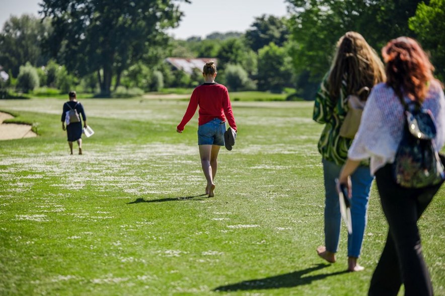 blote-voetenwandeling op golfbaan