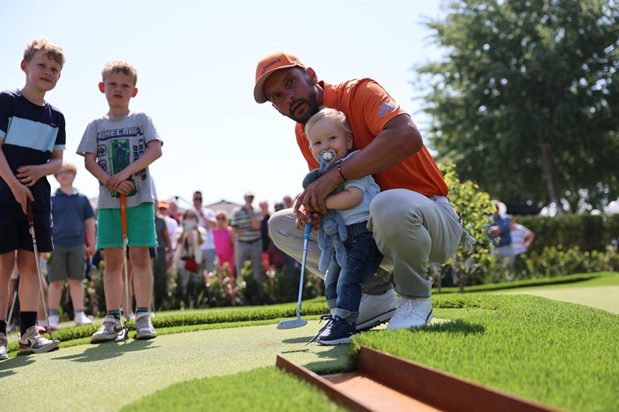 Joost Luiten met zoontje Dex op de Green Course van Delfland