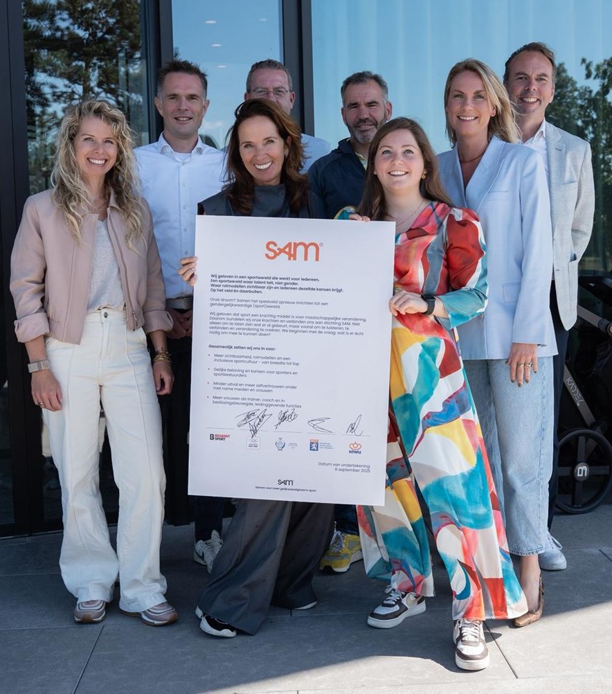 Danielle Wallet bij SAM-ondertekening