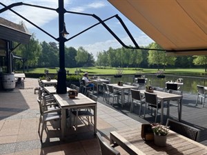 Terrras van golfbaan