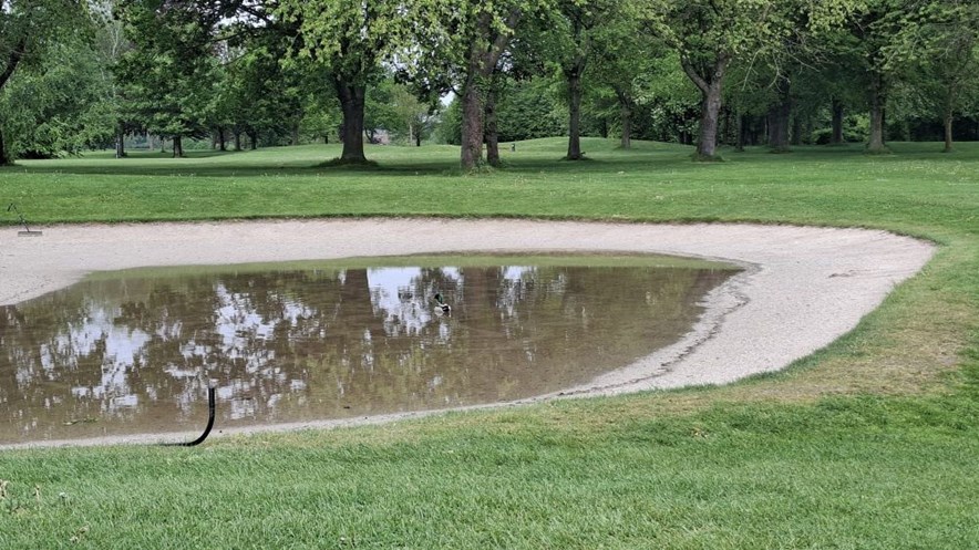 Water in bunker op golfbaan
