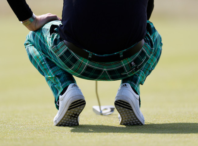 Ruitjesbroek bij golfer