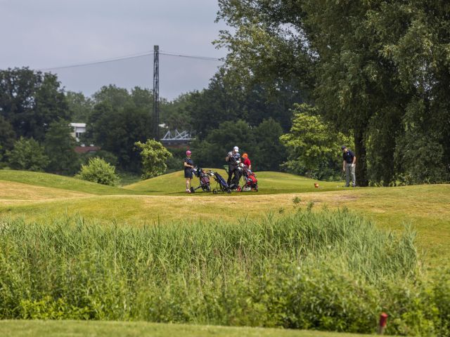 Kleine golfbaan in grote golfbaan